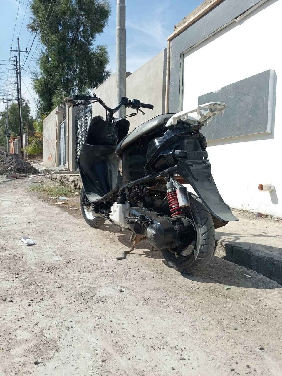 السلام عليكم للبيع ،،،،نحله تسعه زروف ماطور مايعوزو شي فقط دروعه كامل مكمل،،،مكينه شرط مامفتوحه فقط قبغ الهندر،،،،ونه مال اكسن مابي ،،، بريكات شرط توكفك بمكانك،،،بريك الامامي هايدروليك معدل شرط ،،،،السعر 115وبي مجال ،،،،العنوان حي التعليم ،،،،شراي اتصل ***********
