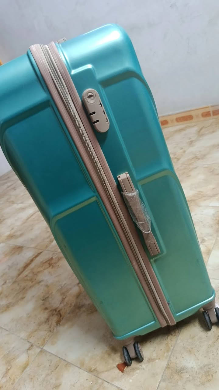 جنطة سفر • كبيره • ما مستخدمة