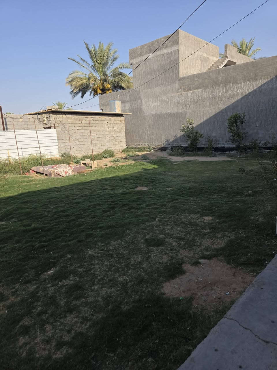 السلام عليكم ورحمة الله وبركاتة 
متابعينا الكرام 👋🏠
🏠دار للبيع المساحه 700م الواجهة 28.50ونزال 24.50يحتوي الدار على 4غرف منام وصالة ومطبخ وصحيات داخليه وخارجيه وحديقه🌱🏞 كبيره بجانب البيت صنف الأرص ملك صرف زراعي 🛣العنوان بغداد شاطئ التاجي مزرفه وحصيوه قرية البشاوي‼️‼️ 
للاستفسار الاتصال على الارقام الاتيه 
كورك واتساب  ***********📞
اسيا ***********📞
مكتب ديرتنا للعقار 🏢
