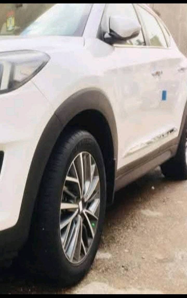 توسان خليجي  2019  فوول رقم بغداد انكليزي   السعر 128 سياره جاهزه. ***********   ونظيفه جدا ادامه كامله تخم تاير بطاريه جديده كير محرك تبريد بحاله ممتازه شاصي لغد بجم حوض على وضع الشركه  السياره بيها صبغ ابيع صبغ عام والكلام واضح اخوان المواصفات فوووول