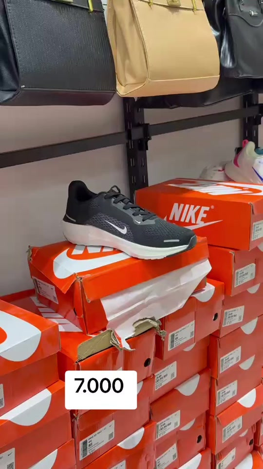 ✨ مجمع مصطفى البصام ✨ 🔥 عرض خاص وبلاش 👟 حذاء نايك شبابي نسائي 💥 السعر 7000 دينار فقط 📍 العنوان: الشرقي - قرب مجمع محمد البصام 📲 حجز واتساب: ⁠***********

نص مكتوب في الصور:
- 7.000