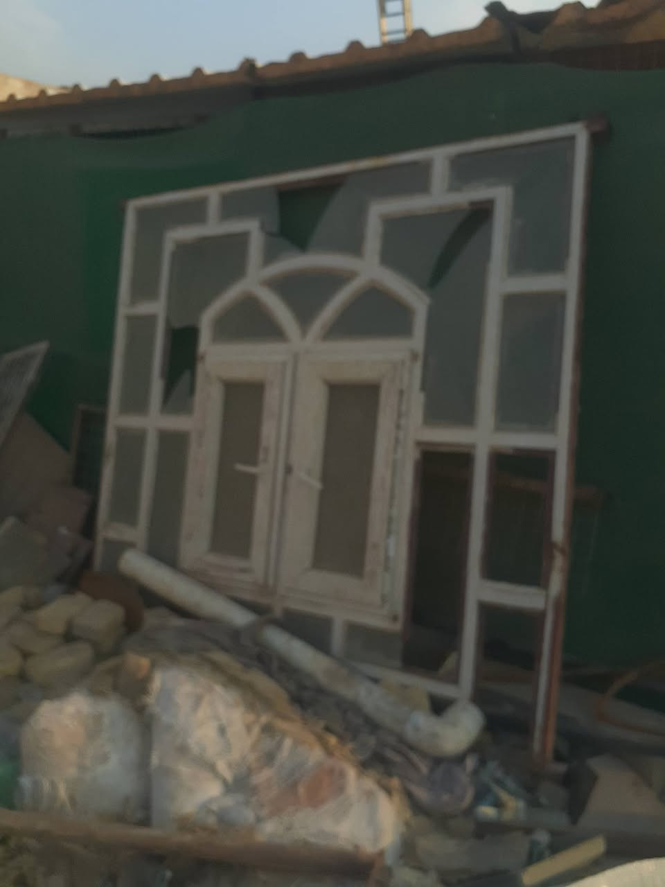 من رخصت مدير الكروب المحترم 
باب محل دفتريه ٤طلاكات حديد 
٢ شباك كبير وصغير بيع 
 مستعجل مكاني
مكاني نجف حي القدس ***********
