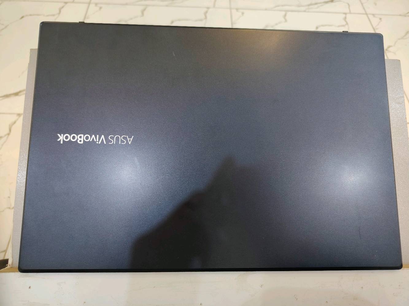 لابتوب ASUS VivoBook بمواصفات عالية وقوية للبيع  
​جهاز قوي مخصص للأداء العالي (برامج الهندسة والرسم والتصميم مثل AutoCAD و Revit، المونتاج، والألعاب).  
​الموديل: 
ASUS VivoBook (X571LH / X571L)  
​المعالج (CPU): Intel Core i7-10870H (جيل عاشر، 8 أنوية و16 مسار، تردد يصل حتى 5.0GHz فئة الأداء العالي H)  
​الذاكرة العشوائية (RAM): 16 جيجابايت DDR4  
​التخزين (Storage): 512 جيجابايت SSD NVMe (سريع جداً )  
​كرت الشاشة (GPU):
​خارجي منفصل: NVIDIA GeForce GTX 1650 بسعة 4GB  
​داخلي اقتصادي: Intel UHD Graphics  
​الشاشة: 15.6 بوصة بدقة Full HD (1920×1080)
​النظام: Windows 11 Pro أصلي ومحدث بالكامل . صلاح الدين 📍