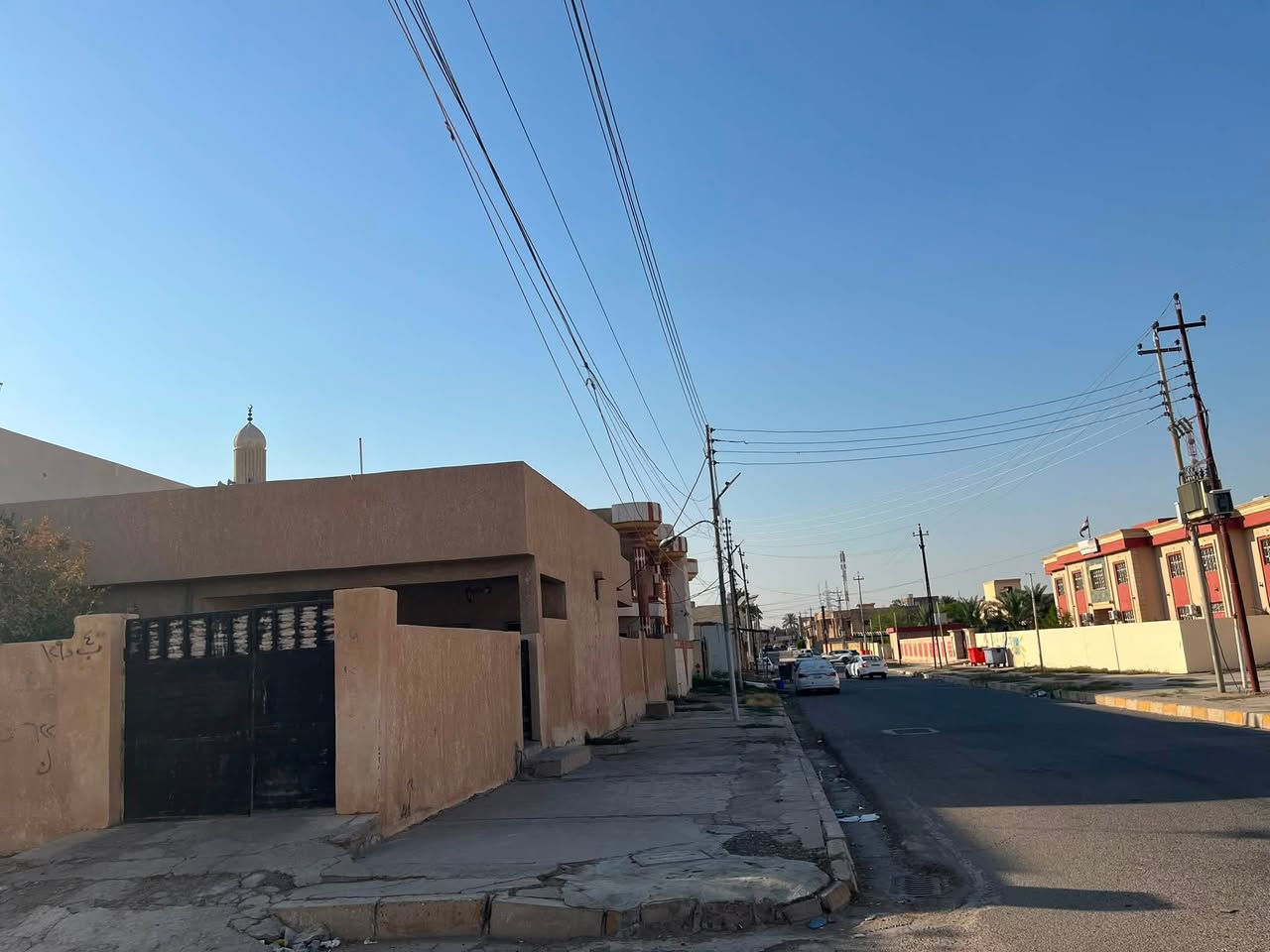 السلام عليكم
دار للبيع ركن 

المساحة 369متر بالطابو

 والارض بطحية وصادة على كركوك واكو بي فضلة يطلع بواقع الحال 374 

واجهة البيت 26متر على شارع 20 والنزال 14متر داخل الفرع 

العنوان: تكريت حي المعلمين 
قرب جامع الحفيظ 

ومقابل ثلاث مدارس ابتدائية ومتوسطة وثانوية 
وقريب من مستوصف الرازي الصحي وقريب جداً من شارع الاربعين قرب فندق تكريت بلازا 

للأستفسار الاتصال على الرقم 

***********
الماسنجر متوقف عندي استقبل اتصالات فقط
