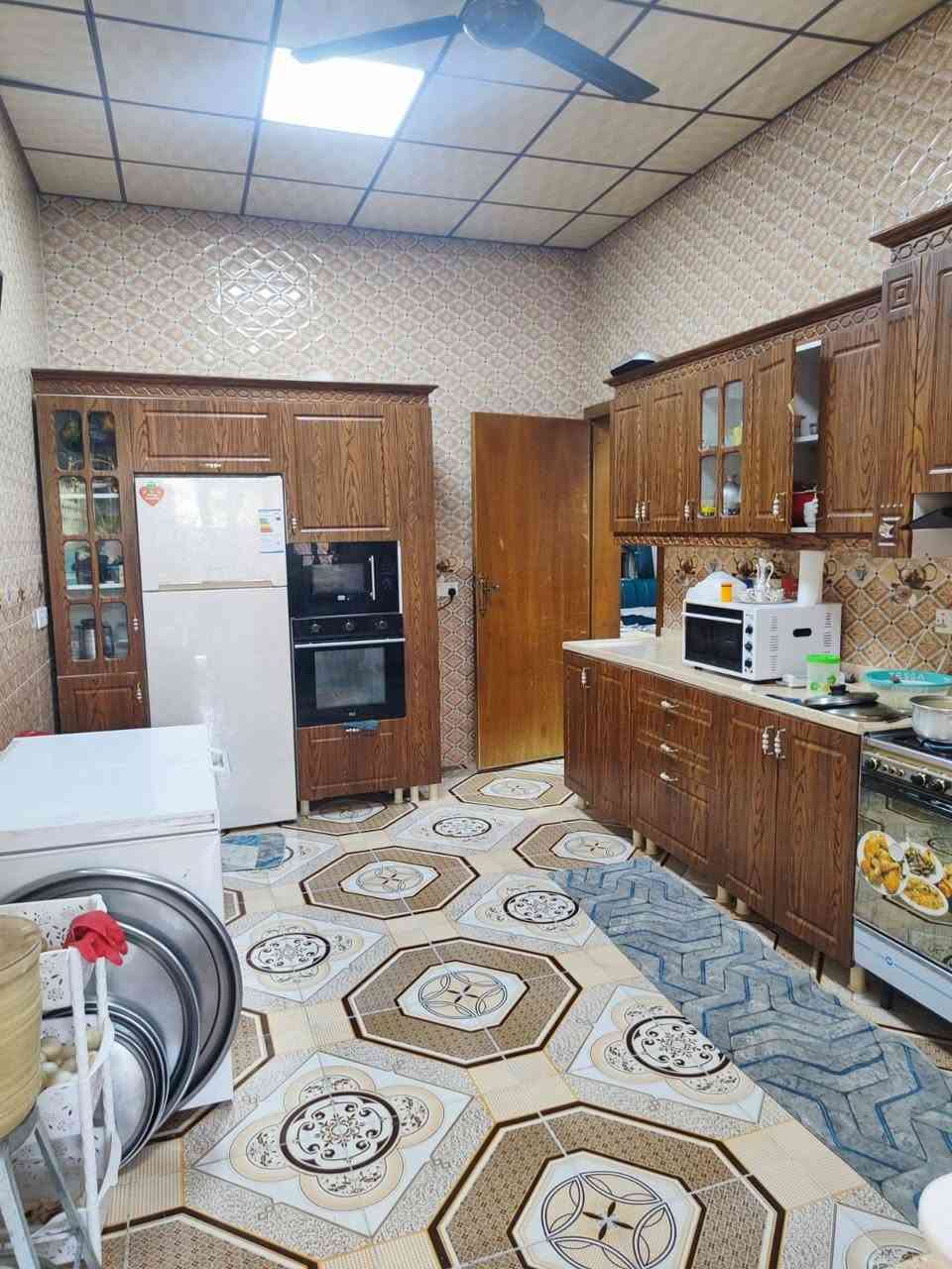 دار للبيع ١٨٥ متر طابو واجهه  ٨ متر الاربع بناا حديث فول سيراميك يتكون من ٥ غرف نوم ومطبخ واستقبال وصحيات للطابقين   عنوان الدار كركوك حي النصر فرع عريض ٢٠ متر ***********سعر
