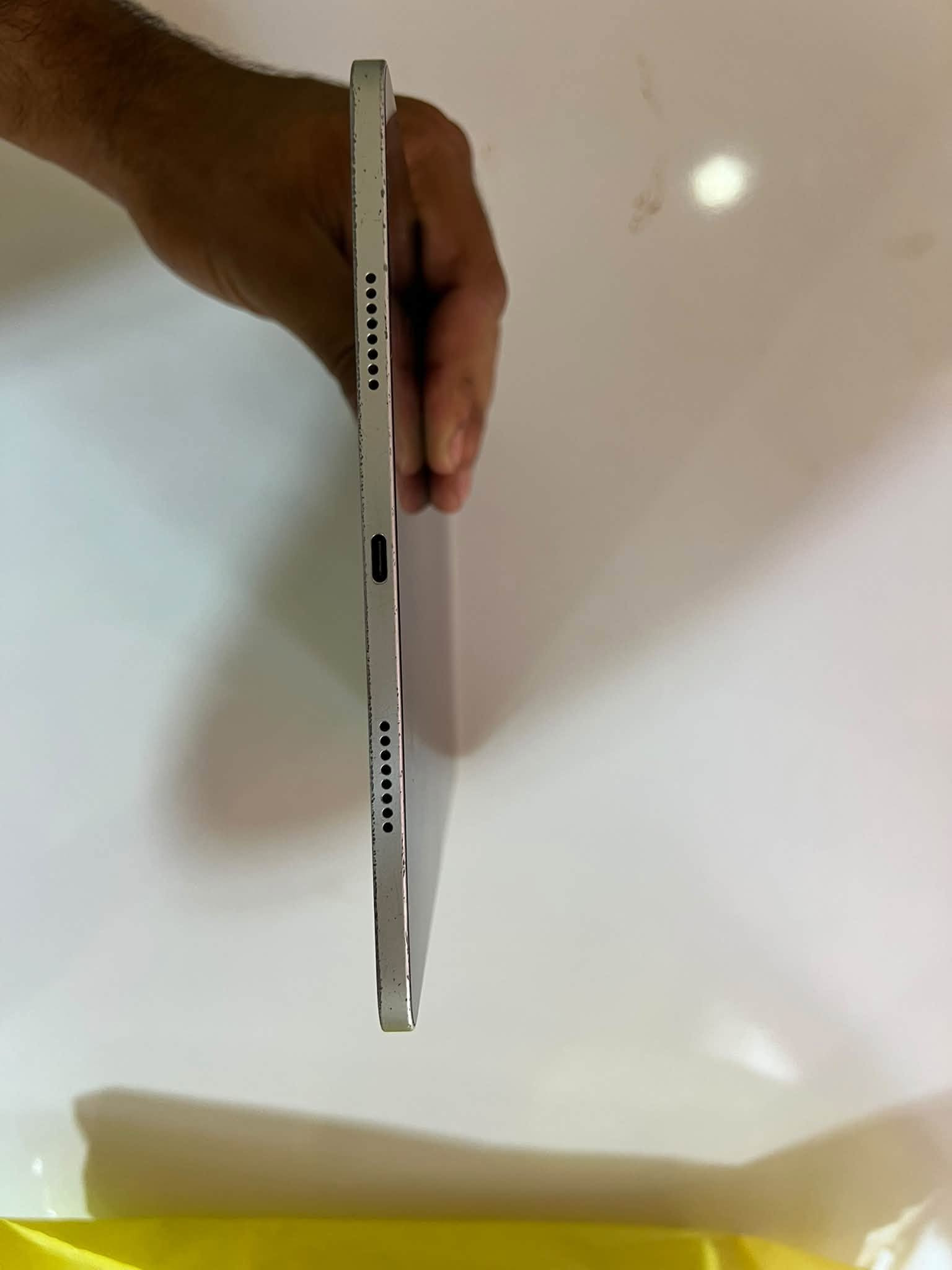 سلام عليكم عندي آيبادات m1 بطاريه 91 ذاكره 256 بدون ملحقات سعره 550قفل 
وعندي m2 بطاريته 80 ذاكرة 256 كامله ملحقات سعره 600 قفل بدون عموله 
بغداد ***********
