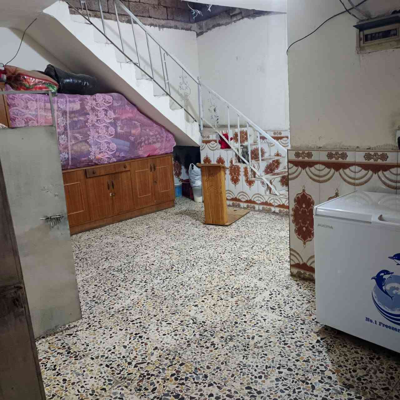 بيت للبيع عنوانه ناحيه الوحده(الحريه)مساحته 250متر يحتوي على غرفتين نوم وصاله واستقبال وترك داخلي وخارجي مابي اي ورقه سعر 55
للاستفسار ***********
