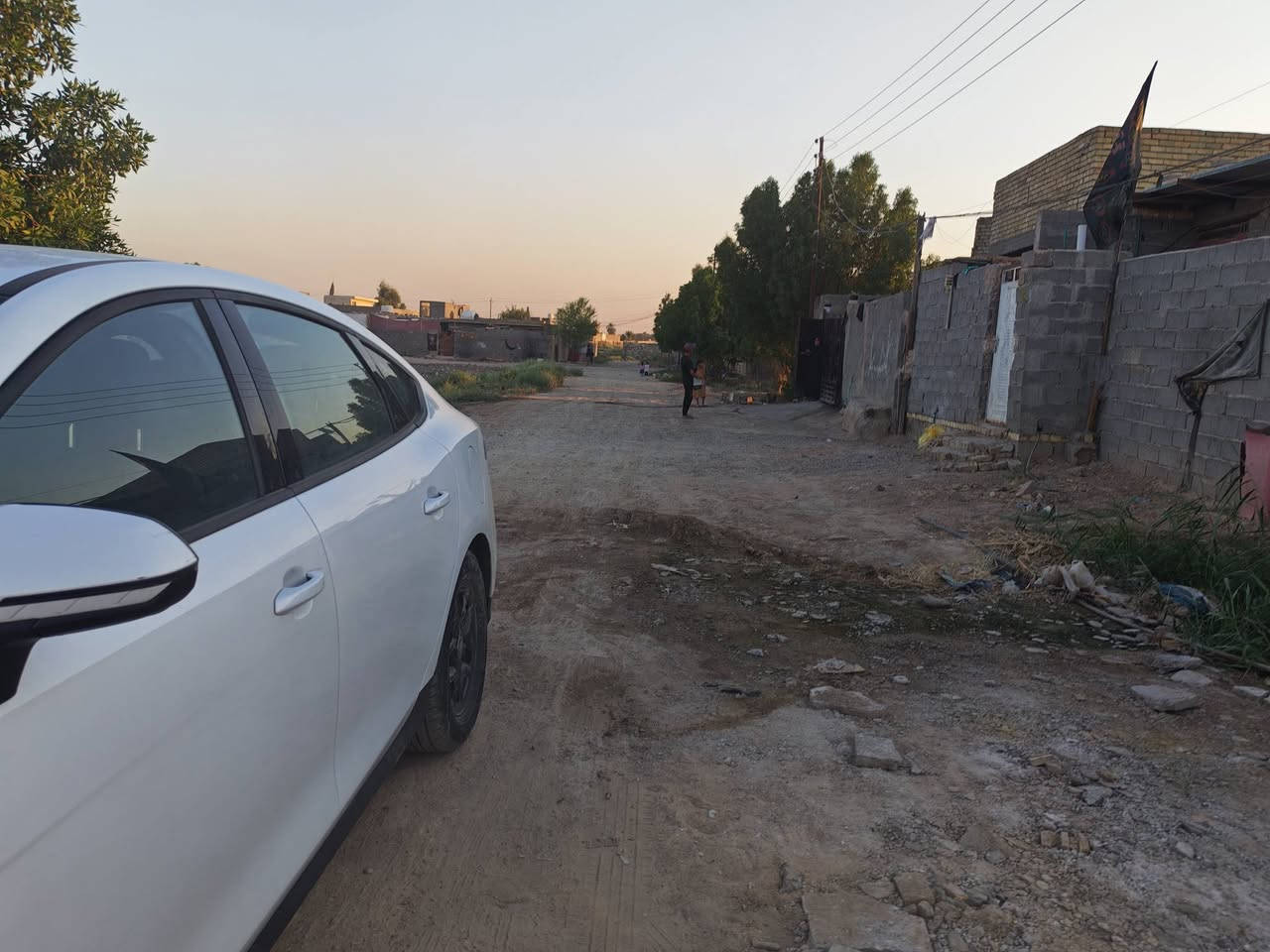 السلام عليكم قطعة 100متر / 5*20
بيها بناء قليل بلوك كما موضح بالصور
موقعها حي البتول الزراعي نهاية شارع مدرسة الخيرات
معروضة ب  13 مليون 
واتساب ***********
