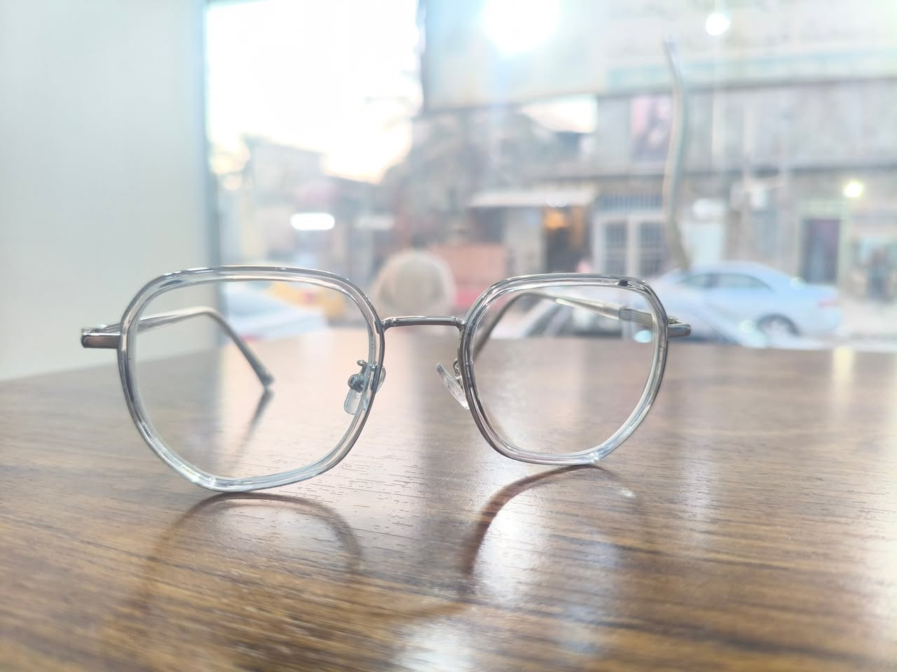 👓✨ شغلنا بالتفاصيل يفرق
نحرص تكون العدسة مركبة داخل الإطار بشكل مرتب ودقيق، بحيث تندمج ويا الإطار وما تكون بارزة أو ملفتة للنظر.
🔹 قص دقيق حسب الإطار
🔹 تركيب مرتب
🔹 حواف أنيقة
🔹 مظهر طبيعي وأنيق للنظارة
لأن جمال النظارة مو بس بالإطار… حتى العدسة إلها دور 🤍

العنوان مهناويه قرب المركز الصحي -مقابل صيدلية الرحيق
