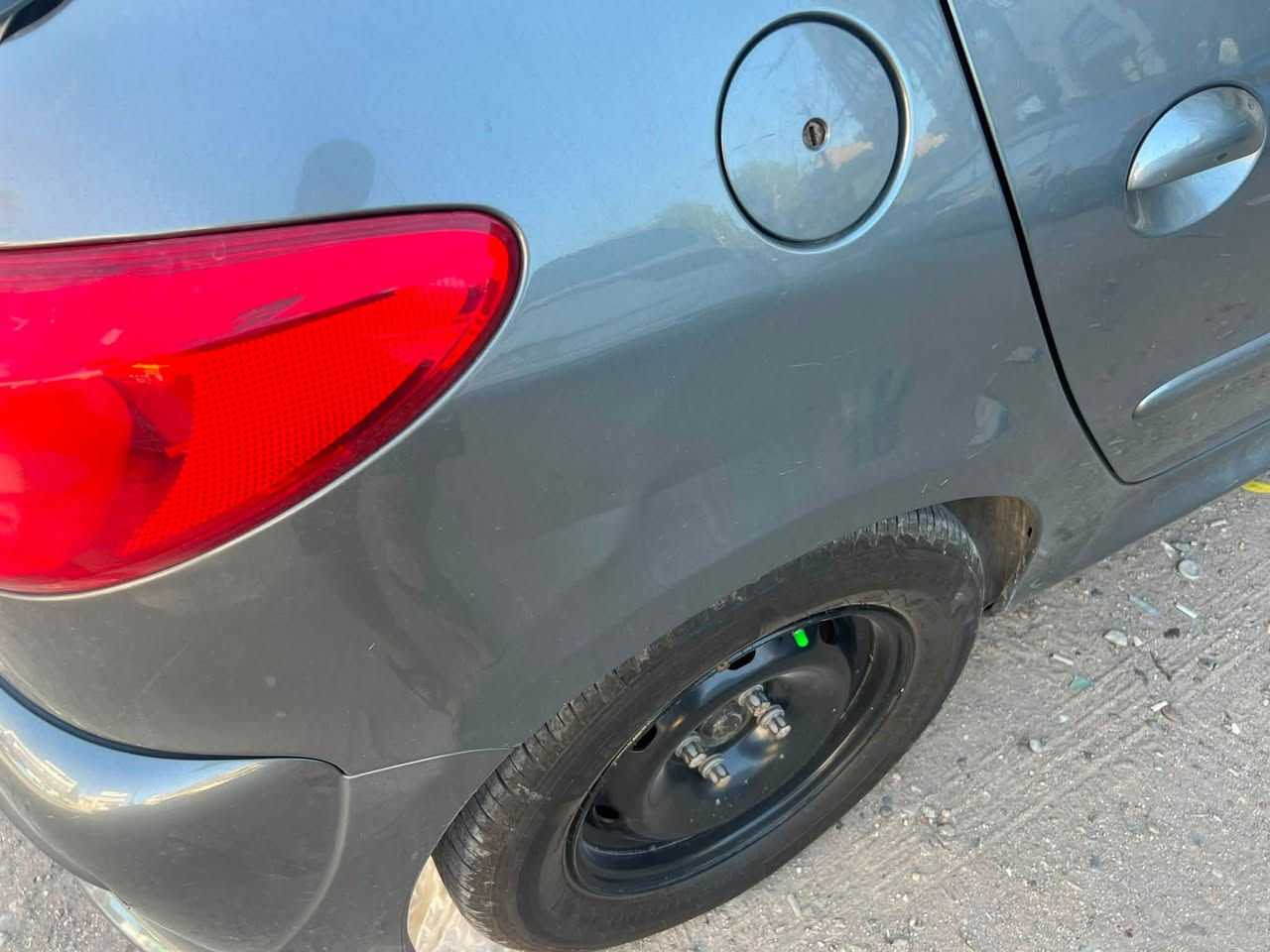 السلام عليكم بيجو ٢٠٧ موديل ٢٠١٨
رقمها بغداد انكليزي كاملة باسمي بيها تخم ويل جديد وتخم تاير جديد وباتري جديد تبريد شغال ومحرك وكير مكفولات بيها طخات ع بارد بدون كص او تبديل 
السيارة حلوة وناعمة ماشية 119 ونقصها مازدة ومراية وشوية ترتيبات مكانها بغداد المشتل سعرها قفل من الاخير ٥٣ ورقة 
***********
