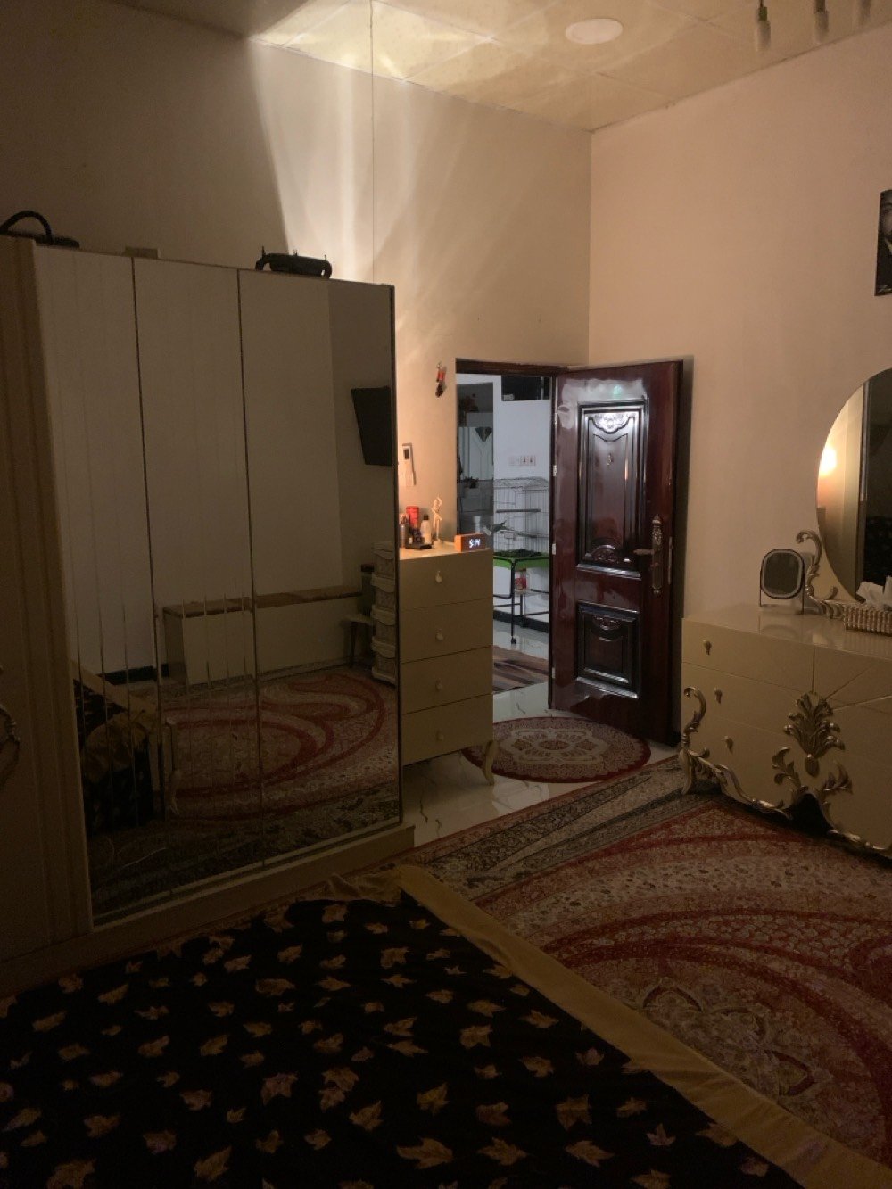 السلام عليكم 
بيت للبيع مساحه 165
يحتوي على غرفتين نوم 
حمام +تواليت 
تواليت خارجي كراج 
مطبخ 
صاله 
ديوانيه 
قابل للبناء طابق الثاني
المكان الجزيره باب الهوا شارع سيد لطيف المختار 
البيت كدامه ساحه لاتوجد بيت امامه 
بيع مستعجل لضروره  الحاجه
السعر 85 مليون  وقابل للتفاوض 

‭***********‬      ***********‬