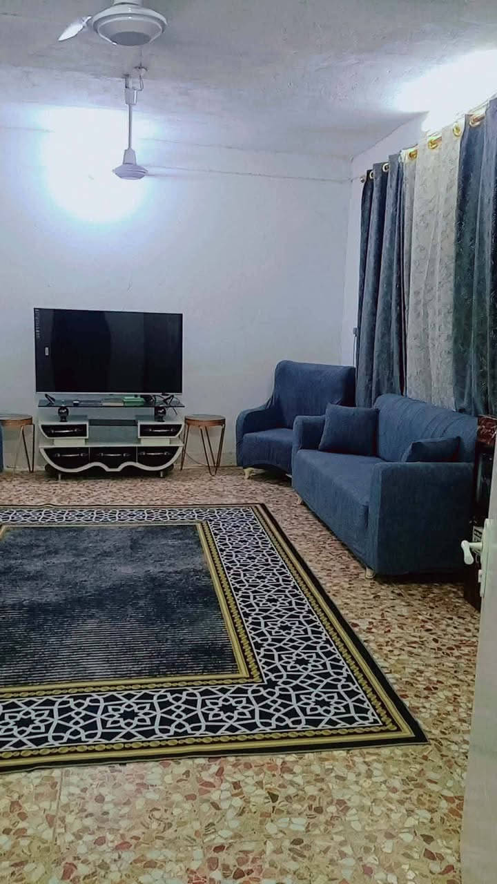 السلام عليكم بيت للبيع حله منطقة عنانه قرب مدرسة ثانوية الكرار
يتكون البيت من غرفة نوم واستقبال وكلدور ومطبخ وصحيات وطرمه مسقفه ومنور طابق واحد زراعي مكاتبه علما بأن المنطقة مفوضه بالطابو كافة الخدمات متوفره مساحة 170 م 

السعر 30 مع الغراض والغراض كلها جديده بي مجال أكثر استفسار اتصل بنا على الرقم ***********
