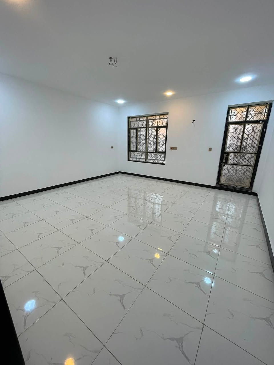 150 متر 
السعر 290 مليون وبي مجال 
البناء🏗️
الطابق الارضي 

صاله وغرفه نوم ومطبخ 

ومنوورر وخدمات 

الطابق الثاني 3 غرف نوم وخدمات 

الموقع حي الجهاد ديوان المخابرات 
سيف ابو يزن

***********
