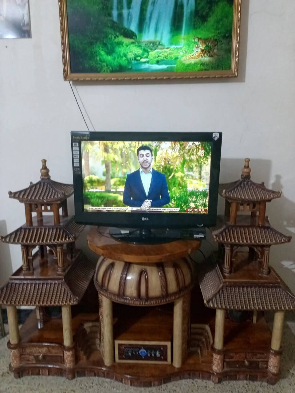 معرض تلفزيون البيت الصيني نظيف جدا   اخو الجديد الوسط دائري متحرك دوار السعر٢٥٠ الف  وبيها مجال                                                                    اتصال  على الرقم  ***********
