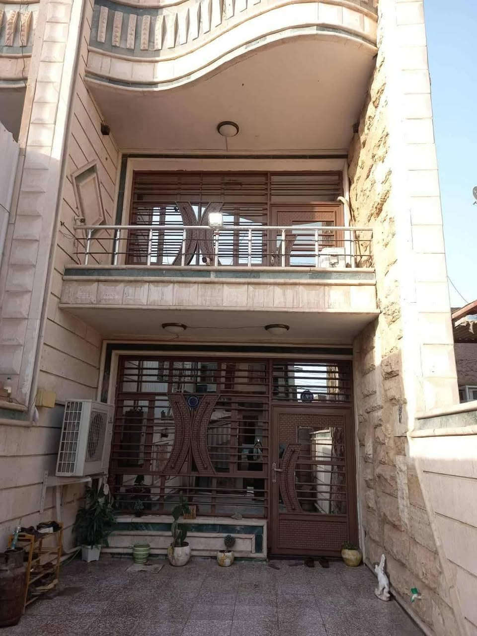 دارللبيع ١٣٥ متر واجهة ٤ونص نزال ٣٠ بناء حديث ٣طوابق ٣غرف نوم حمام فوك وجوة مخزن غسيل سطحين العنوان حي اور ال٦٠٠ بظهرنادي النفط للاستفسارالاتصال ***********

