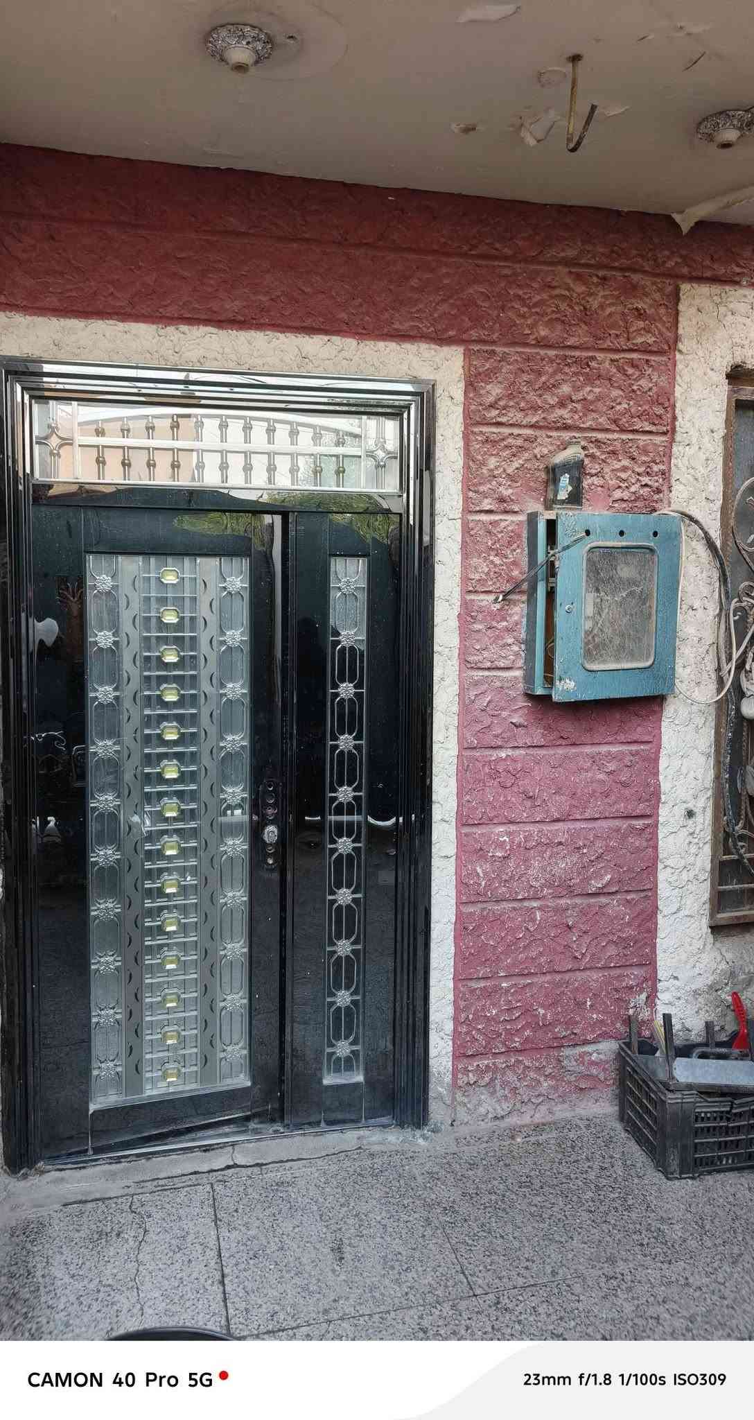 السلام عليكم ورحمة الله
دار للبيع طابقين المساحة 150 متر طابو زراعي سند 25 يحتوي على 4 غرف نوم كيلدور واستقبال ومطبخ وصحيات بناء سنة 2016  مكانه حله منطقة الشاوي قريب جداً على حي الزهراء خدمات كامله ماء مجاري كهرباء شارع تبليط 
سعره 145 وبي مجال للاستفسار خاص او اتصال
***********
