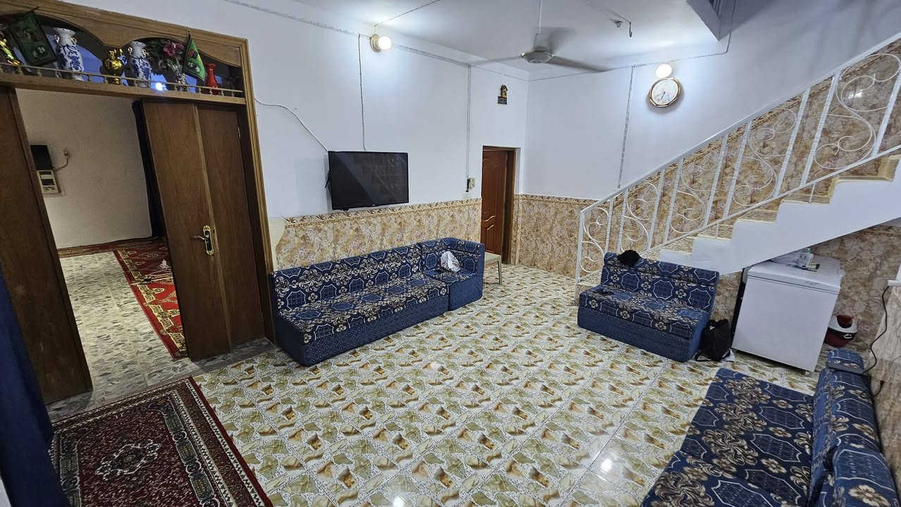 عقار للبيع
حي الانصار جهه اليسرى الفرع مقابيل مدرسه الاقدام عرض شارع 10م ومساحه البيت 120م 
الطابق الاول:  الاساس والسقف صب 
استقبال 
مطبخ 
صاله 
غرفه 
مناور 2 
صحيات داخليه وخارجيه 
الطابق الثاني: السقف عكاده 
غرفه سويت 
صاله 
سطح كبير 
مخزن 
والاستفسار مراسه او الاتصال على الرقم 
***********
