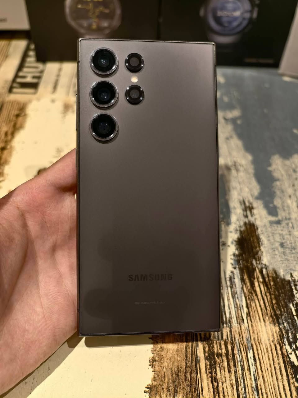 للبيع أو مراوس بجهاز أحدث 📱🔄
السعر: 800,000 دينار (وقابل للتفاوض للشراي )
المواصفات والتفاصيل:
 * نوع الجهاز: سامسونج جلاكسي S23 ألترا (Samsung Galaxy S23 Ultra)
 * اللون: زيتوني (Green) المميز
 * الذاكرة: 256 جيجابايت
 * الرام: 12 جيجابايت
 * النسخة: رسمية (شرق أوسط)، شريحتين اتصال (Dual SIM)
 * النظافة: جهاز نظيف جداً وأخو الجديد، خالي من أي عيوب
 * الملحقات: كامل مع الكارتون الأصلي
⚠️ ملاحظة: الاستلام فحص يد بيد (لا يوجد توصيل).
📍 الموقع: الأنبار - الرمادي
📞 للتواصل والاستفسار: ***********
#الرمادي #الانبار #الفلوجة #الخالدية #سوق_الرمادي #سامسونج_الرمادي
