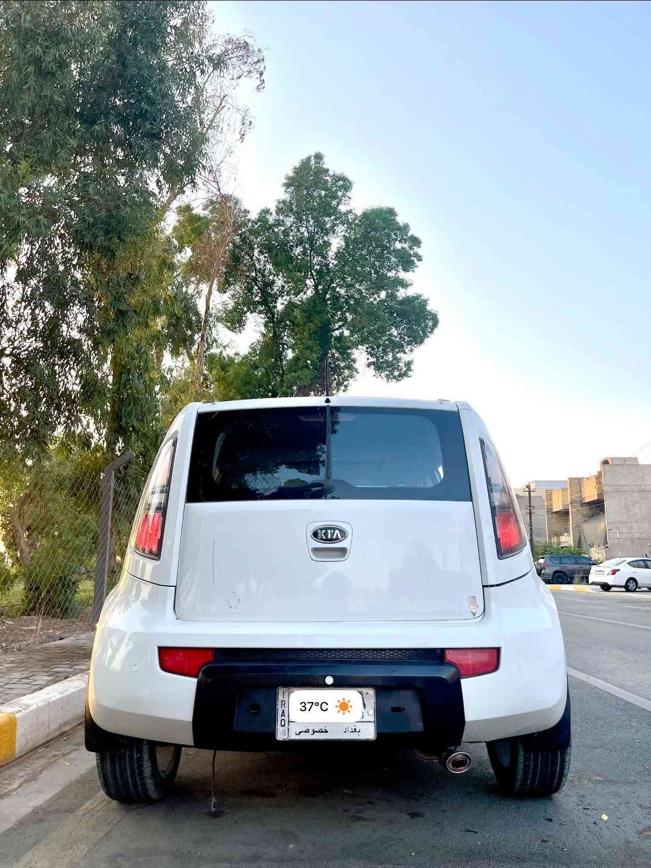 كيا صول امريكي موديل 2010 
حادثها جاملغ وباب بيها قطع صبغ ابيع حزام 
مكينه 2000 دوش 
كير AT
ماشيه ١٦٠ 
كير مكينه خير من الله 
فول مواصفات 
سلايت فتحه 
كشنات هيتر 
حساسات خلفيه 
فول تحكم ستيرن 
دمام بالدشبول 
لايت و بلوجكتور زنون 
لدات داخليه بالسماعات 
ويل كب كبير 
السعر بلاش وبالعافيه ٦٩ ورقه قفل 
السياره كلشي مناقصها 
تايرات و صدر ودسكات وباتري وتبريد كله جديد 
رقم بغداد مشروع وطني بسمي 
مكاني بغداد ***********

نص مكتوب في الصور:
- 37°C