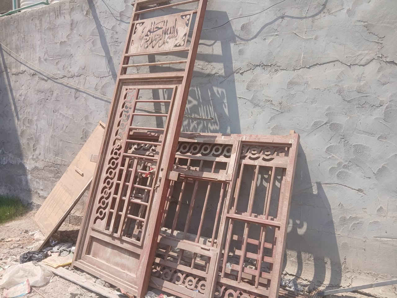 سلام عليكم 
شبابك وباب تفصال 
للبيع للستفسار 
السعر ٢٥٠ بيه مجال
***********
