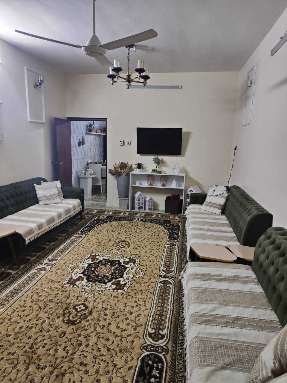 السلام عليكم
دار للبيع (نوع العقار طابو صرف)
منطقة العبيدي الفرع الأول مقابل جامع العبيدي 
المساحة 162,5
الواجهة 6.5 — النزال 25 
يتكون الطابق الأول من 
استقبال/ مطبخ/ صالة/ 
غرفة نوم/ صحيات 2 /  مناور 2
ويتكون الطابق الثاني من
صالة / غرفتين نوم / وخدمات صحية
للتواصل على رقم الهاتف ***********
