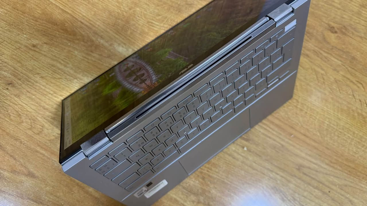 السلام عليكم

 لابتوبASUS Chromebook Flip C436F / C436FA، 

الملصق الخلفي مكتوب Model: C436F، والمواصفات الرسمية لهذا الموديل تشمل نسخ بمعالجات Intel Core من الجيل العاشر. 

مواصفاته

حسب النسخة الموضحه،  Core i3:

* 💻 الموديل: ASUS Chromebook Flip C436F
* ⚙️ المعالج: Intel Core i3-10110U — جيل عاشر، نواتين / 4 خيوط، من 2.1 إلى 4.1 GHz. 
‏* 🧠 RAM: 8GB LPDDR3 غالبًا، والرام ملحوم باللوحة. 
* 💾 التخزين: 128GB NVMe SSD في نسخة الـi3 الشائعة. 
* 🖥️ الشاشة: 14 إنچ Full HD 1920×1080، Touch، IPS. 
* 🎮 كرت الشاشة: Intel UHD Graphics 620 مدمج.
* 🔊 الصوت: Harman/Kardon.
‏* 🔄 Flip 360°: يعني الشاشة تنقلب وتصير مثل التابلت. 
* 🔌 المنافذ: USB-C، وmicroSD، وسماعة 3.5mm. 
* ⚖️ الوزن: تقريبًا 1.17 كغم. 
* 🔋 البطارية 42Wh تقريبًا، والشاحن USB-C بقدرة 45W. 
* 🪟 النظام الأصلي: ChromeOS، مو Windows.
مع شاحنه فقط تدعم الشحن السريع
السعر 300 الف وبي مجال قليل

للاستفسار ***********

نص مكتوب في الصور:
- About Your PC is monitored and protected. See details in Windows Security Related settings Change product key or upgrade your edition of Windows Read the Microsoft Software License Terms BitLocker settings Device Manager Remote desktop System protection Advanced system settings Rename this PC (advanced) Installed RAM 8.00 GB Speed: 2133 MHz Processor Intel(R) Core(TM) i3-10110U CPU @ 2.10GHz 2.59 GHz Graphics Card 128 MB Intel(R) UHD Graphics Storage 119 GB 33 GB of 119 GB used WIN-92QS4U50DT4 Helios Rename this PC Device Specifications Copy Device Name WIN-92QS4U50DT4 Processor Intel(R) Core(TM) i3-10110U CPU @ 2.10GHz 2.59 GHz Installed RAM 8.00 GB (7.87 GB usable) Graphics Card Intel(R) UHD Graphics (128 MB)