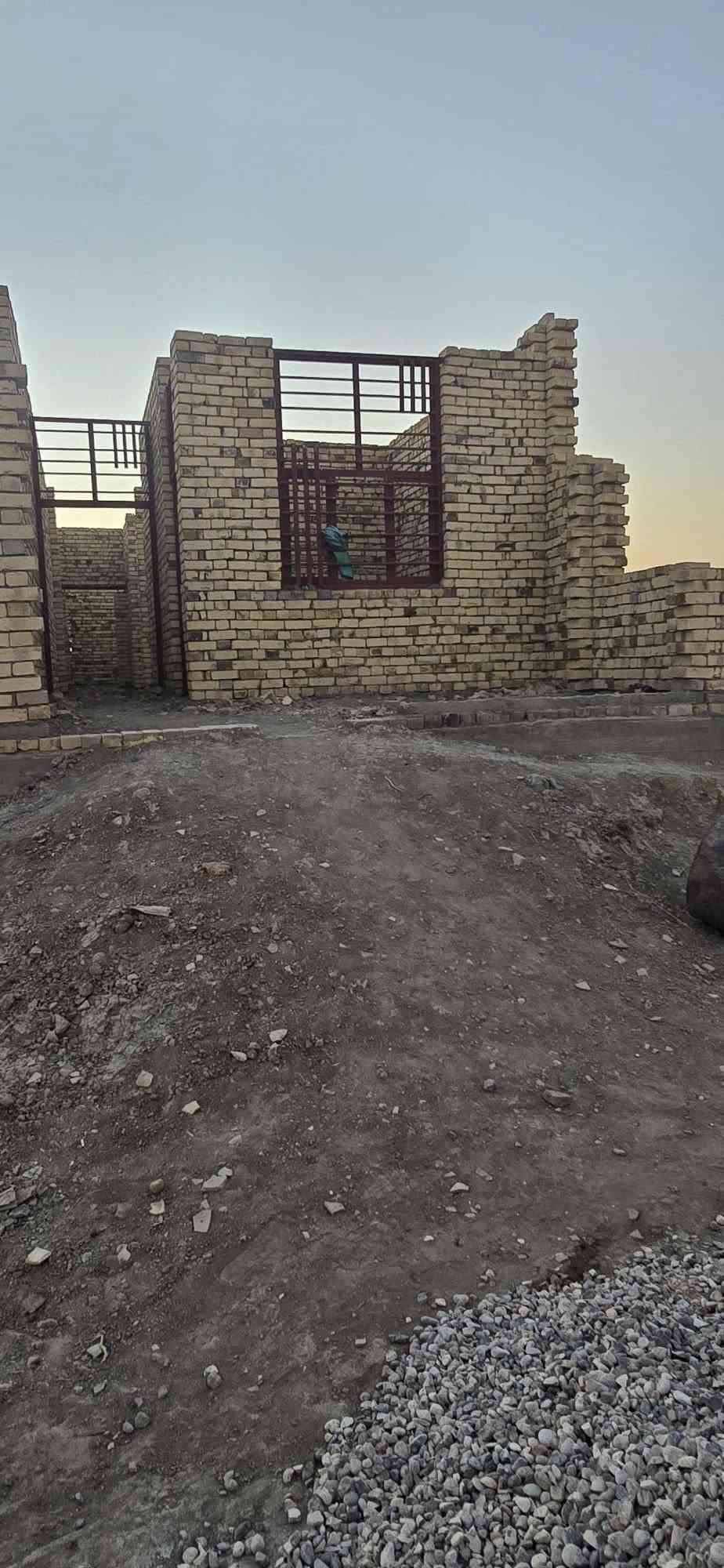 السلام عليكم ورحمة الله
مشتمل هيكل لبيع 
طريق ابو لماش وره سيطره قديمه 
مساحه لمشتمل 100
يحتوي على قرفه و ومطبخ وستقبال ولاصله منور وصحيات خارجيه وداخليه 
مستجللل على بيعها 
السعر  ***********
ملاحضه 
يرهم مرواس بقطعه مع فرق
