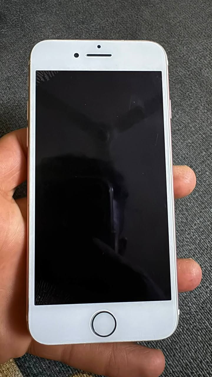 IPhone 7 عادي 
ذاكرة:32 
بطارية:100 (مستبدلة)
سيم واكف وبصمة واكفة 
وبيها فطر بسيط شاشة ما مبين 
سعر 60 وبي مجال ويرهم مراوس 
*********** واتساب
