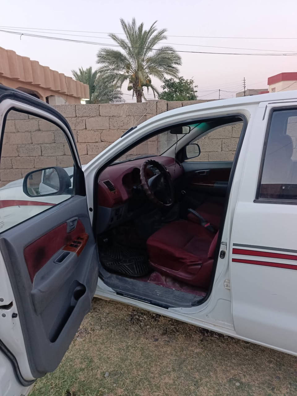 تويوتا بيك أب (سعودي) موديل 2007 للبيع
سيارة بنظافة ممتازة 
الموديل: 2007 (مواصفات سعودي).
المحرك والگير: ما مفتوح إطلاقاً 
البودي والشاصي:
تعديل بارد فوق الجاملغ الخلفي (مقدار شبر فقط).
طخات بسيطة جداً وغير مؤثرة.
الأوراق والسنوية:
السنوية مجددة وباسمي ولغاية 2028.
شرط التحويل بملكية مضمونة بدون أي معوقات.
 السعر:
145 ورقة ($14,500) — وبيه  مجال  للطيبين
📍 للتواصل والاستفسار: [  *********** ]
