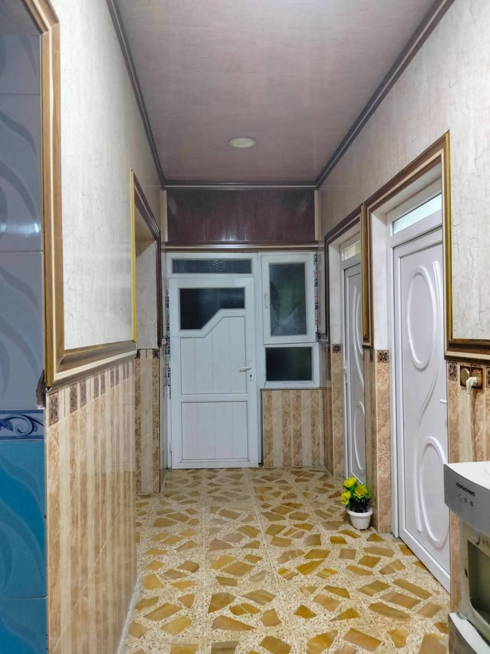 🏡🔥 #دار_للبيع_في_حي_الانتصار 🔥🏡
📍 الموقع: حي الانتصار – مقابل المركز الصحي
📐 المساحة: 200 متر
📏 الواجهة: 10 متر
📏 العمق: 20 متر
بناء حديث 
🏠 الدار مكونة من طابقين
✅ درج جانبي يفصل بين الطابق الأول والثاني، مما يجعلها مناسبة لسكن عائلتين أو للاستثمار.
🔹 الطابق الأول: 🛋️ استقبال
🛋️ هول
🛏️ غرفتا نوم
🍽️ مطبخ
🚿 صحيات داخلية وخارجية
🔹 الطابق الثاني: 🛏️ غرفتا نوم
🛋️ هول
🍽️ مطبخ
🚿 صحيات
📄 سند طابو الزهور
✍️ المكاتبة مع الشرعي
✅ شرط التحويل
💰 #السعررررر: 140 مليون دينار (مداولة)
📞 للاستفسار: مكتب التقوى للعقار 
📍 الموصل – شارع كركوك الرئيسي
📍 مقابل جامع البيت العتيق
☎️ ***********
☎️ ***********
📱 متوفر فايبر & واتساب
🌹 لمتابعة أحدث العروض العقارية، اضغط متابعة لصفحة مكتب التقوى للعقار.
