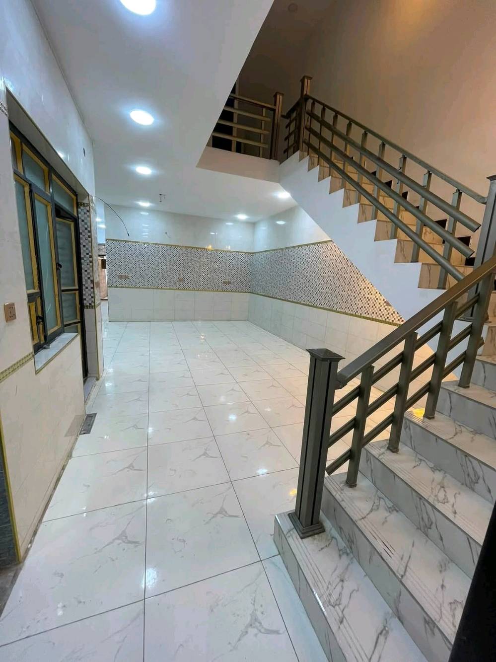 المخابرات واجهه ٦ يحتوي على صالة ومطبخ وخدمات و٤ غرف نوم صحيات عدد ٢ للاستفسار الاتصال على الرقم التالي *********** ويوجد واتساب