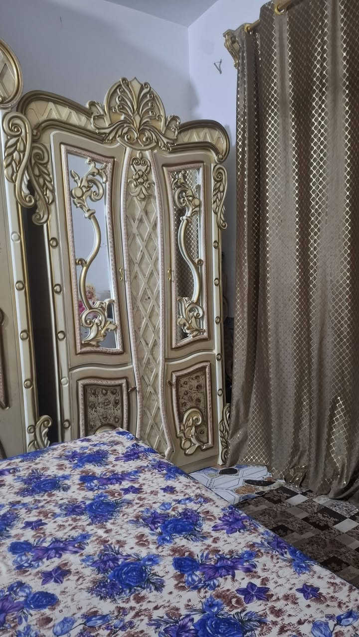 غرفه النوم تسكام لبيع غرفه نضيفه ستخدام سنتين
 سعر ٨٠٠  وبيه مجال قليل لشراي عنوان غراف
***********
