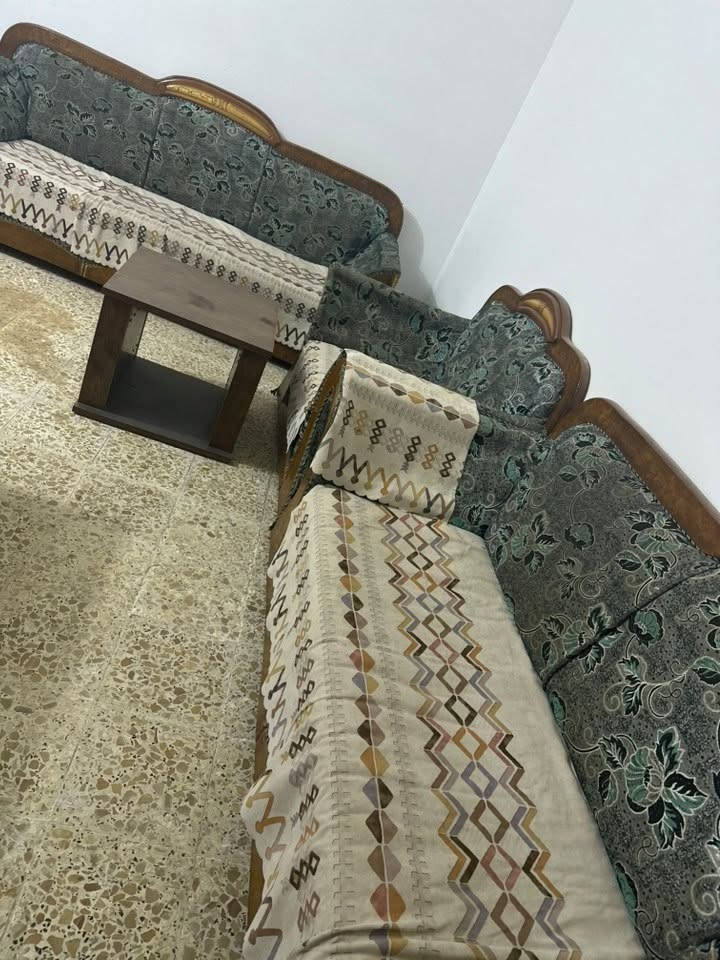 تخم قنفتين وكرسيين ٨ مقاعد ضرره بس اسفنج تسكام سعره ٢٥٠ حله حي الحسين ***********
