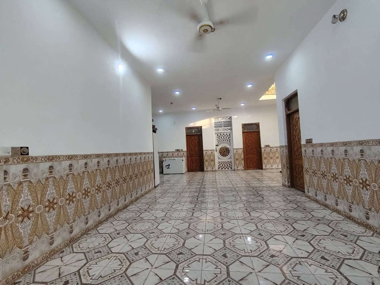 يالله يعلن مكتب النور للعقار عمود262) دار للبيع 600م بناء400متر حديقه 200 متر
لستفسار ***********::
طابو سند25 قرار محكمه 🏢📝

موقع /نجف 🏡الأشرف شارع المطار 
#مقابل قرية الغدير 

البناء درجة اولى كامل مفتاح 🔑🏡 

غرف عدد5 /صاله2/مطبخ / ستقبال/طول 20متر وعرض5متر   /صحيات/داخل البيت وخارج 

بناء فول/ اساس + سقف كونكريت + طابوك

ألخدمات 🏡 ماء/كهرباء/مدارس/سوق/
