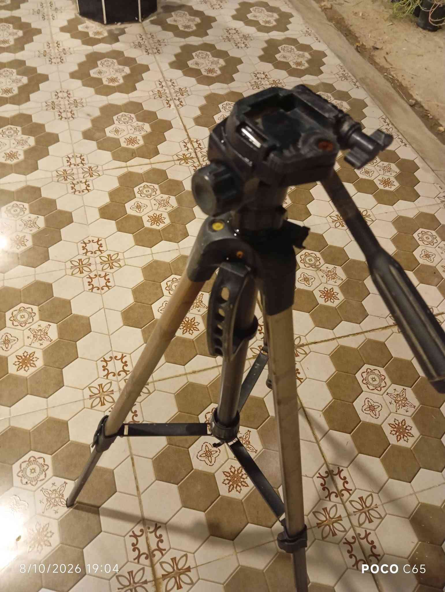Nikon D3100 • عدسة 18-55 VR • نظيفة