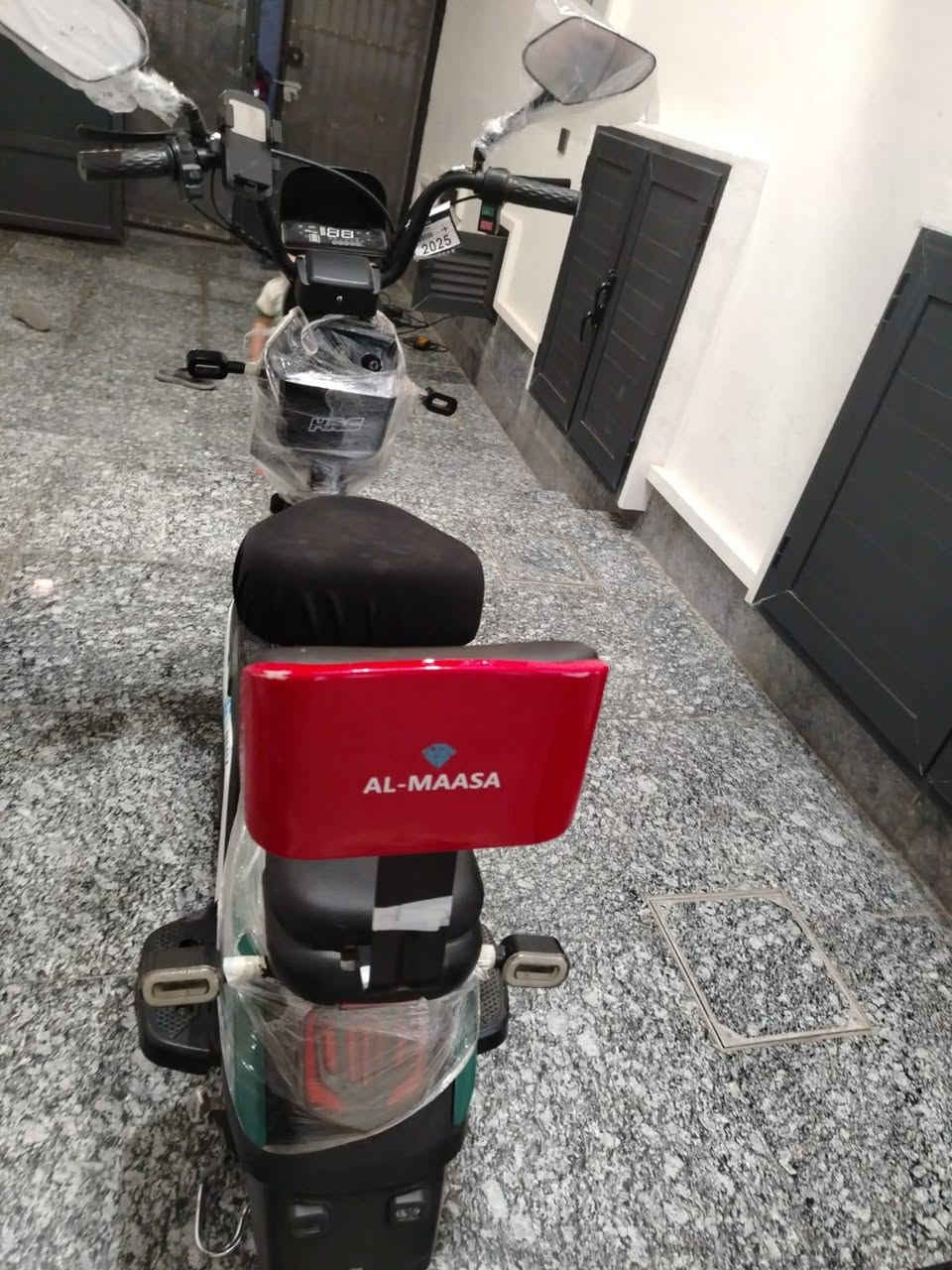 سلام عليكم دراجه شحن للبيع حجم 16
مناسبه للعمر بين 10 فوك 
 مواصفات 
1 .دبل اشاره 
2 هورن 
3 مثبت سرعه 
4 سرعه 60
5.دراجه نضيفه 
6 شان لونه احمر امغلفه ابيض 
7 بيها لد عالي ناصي

دراجه تجي 4 بطاريات عل فحص 
سعر ب 165 بيها مجال 
مكاني الرمادي شارع المستودع 
رقمي ***********
