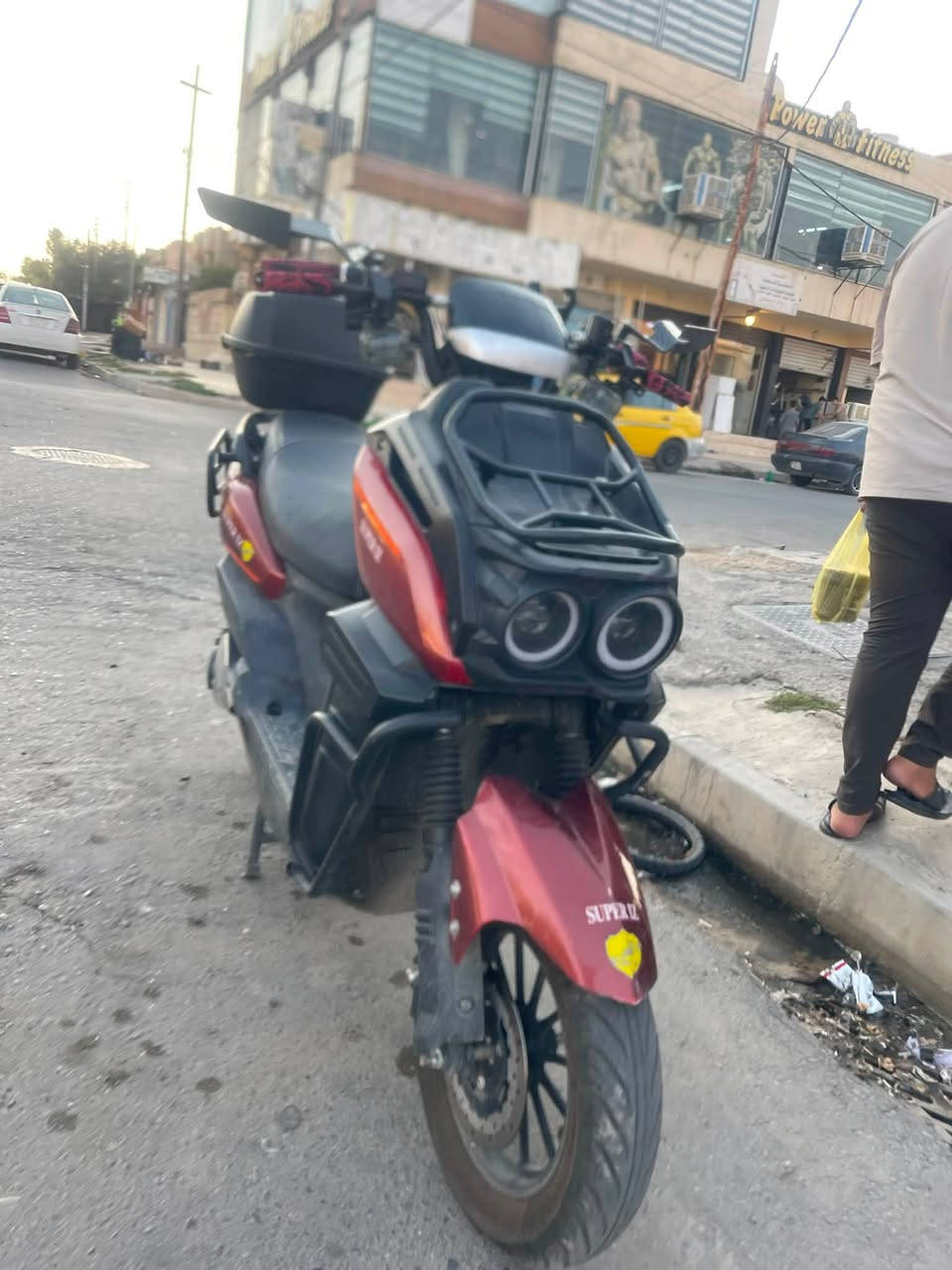 🏍️ للبيع  او مراوس حسب القناعه 

دراجه  ( ماطور ) شحن  طراز Super 12 🏍️الموديل: سكوتر شحن هجومي (أباتشي / تانك).

الحالة: نظافة 80‎%‎  وبحالة ممتازة (نفس الصور).⚙️ 

المواصفات:إضاءة LED أمامية مزدوجة قوية (عدسات دائرية).

هيكل متين مع دعامات حماية أمامية وجانبية.

نظام فرامل ديسك (باكم) أمامية وخلفية للأمان.

عداد رقمي (ديجيتال) لمعرفة السرعة والشحن.

مجهزة بصندوق تخزين خلفي وشبكة تحميل أمامية.

البطارية والمسافة: [ 6 بطاريات مسطره  تقره 11،5 ]. 

السعر: [ 700 الف  ] بيه مجال بياع 

الموقع: [الموصل - الايمن ]

📞 للتواصل: [ *********** ]

يرهم مراوس حسب القناعه
