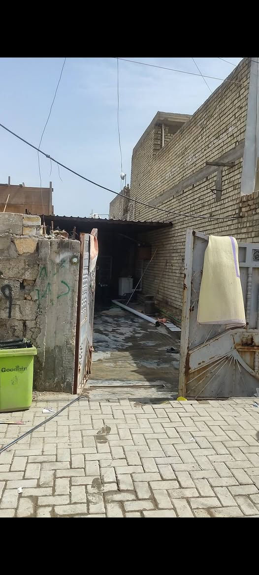 السلام عليكم بيت للبيع مساحه 208 وجهه 8 ونزال 26. سند 25 ابيعه كاع العنوان سبع قصور شارع ابو علي فرع مصور مرتضى الرماحي الفرع كامل الخدمات عرض الشارع 10 متر السعر 53 وبي مجال ***********
