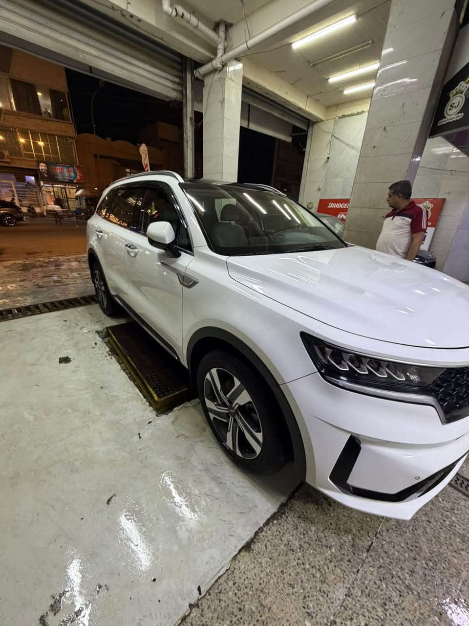 سورنتو خليجي موديل ٢٢ فور اكس اعلى فئة بالخليجي ضمان الوكالة الدولية وبعدة بالضمان ماشية ٨٤ الف حقيقي برغي ممفتوح بيه من الشركة ولحد الان تخم تايرات وباتري جديد وسبير متازل وعدته وكتلوكات الشركة وثنين بصمات حته صيدليه وعدة اسعافات اوليه بيه سعره ٢٨ الف وبيها مجال بسيط  للاتصال ***********
