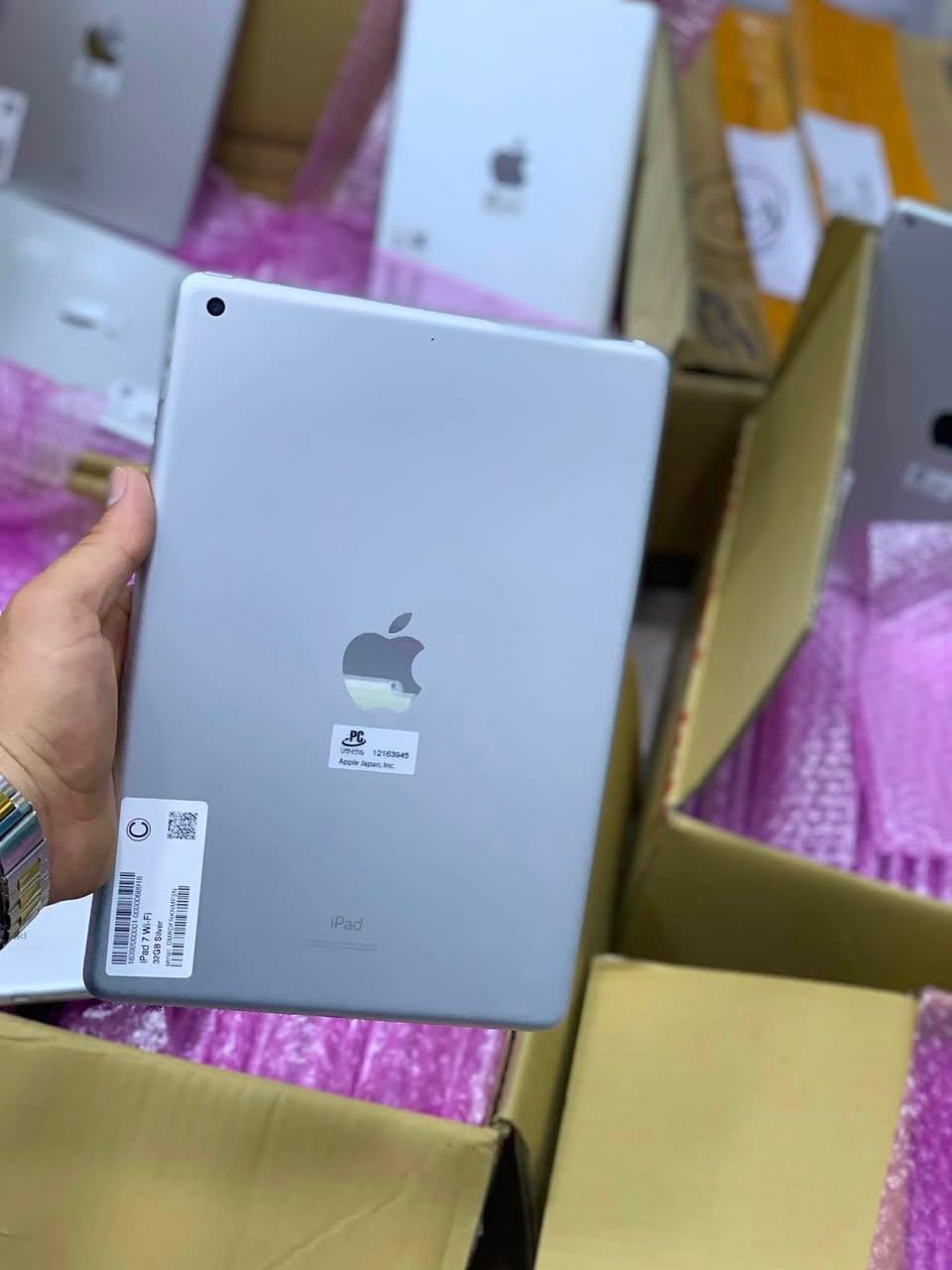 السلام علیك ئازیزانی مووبایلی مریوان📱📲
کردي | عربي🇮🇶

السلام علیك 📱

🍎 iPad 7 (2019) | 32GB | Wi-Fi

🔥 آيباد Apple بسعر مناسب جداً!
🔋 صحة البطارية 84% وتشتغل بصورة ممتازة.

📱 المواصفات:
✅ شاشة 10.2 إنچ Retina
✅ معالج Apple A10 Fusion
✅ ذاكرة 32GB
✅ كاميرا خلفية 8MP
✅ كاميرا أمامية 1.2MP
✅ بصمة Touch ID
✅ يدعم iPadOS 18

🎮 يناسب:
✔ PUBG Mobile
✔ YouTube و Netflix
✔ الدراسة والأونلاين
✔ Office والاستخدام اليومي

🛡️ ضمان 20 يوم
وإذا صار أي عطل، الاستبدال موجود.

📦 بيع بالجملة والمفرد
💰 أسعار خاصة لأصحاب المحلات والتجار.

💰 السعر مع التوصيل: 130,000 دينار فقط

📩 راسلنا حتى تعرف سعر اليوم، والكمية محدودة.

السليمانية – داخل سوق دارسوتاو، فرع محلات العطور، محل 
موبايلات مريوان📱

whats App 📲: *********** , ***********

#iraq #iPad7 #Apple #iPad #Tablet #32GB #WiFi #Kurdistan #Hawler #Slemani #Duhok #iPadSale #AppleStore #جوملە #موفرەد
