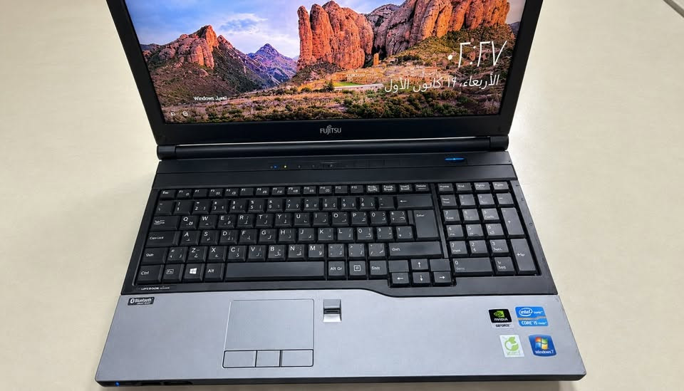 كور i7 • رام ٨جيجا • هارد ٢٠٠جيجا
