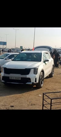 عندي سورنتو خليجي 2025 مكفوله ماشيه 17  4 سلندر رقم بغداد بسمي للبيع ا...