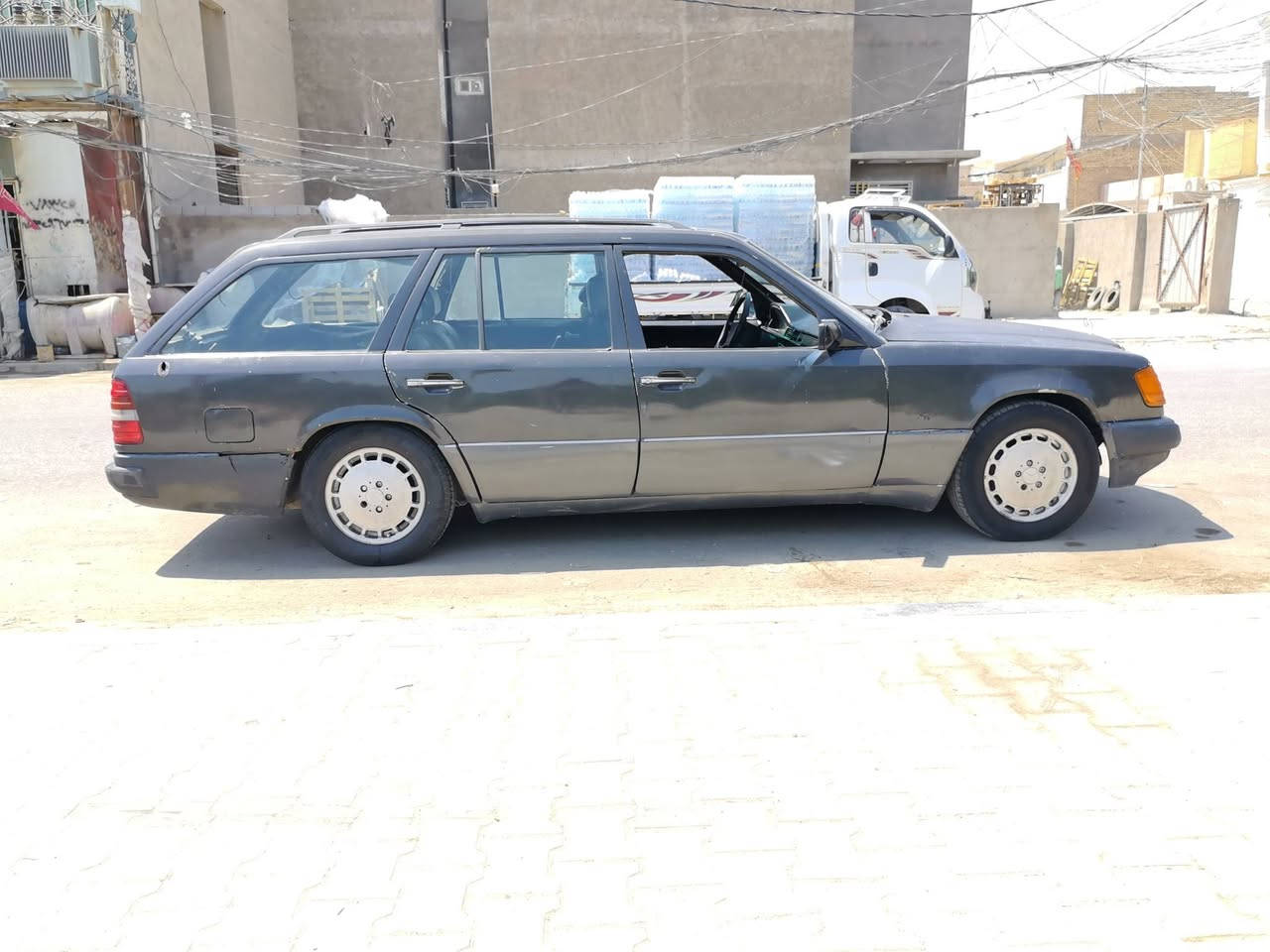 مرسيدس دب محرك وكير بطه 2500 جديد ✅
السعر 24 $ ورقه وبيها مجال قليل. للشراي ⭐
حداديه جديده + تخم تاير جديد  
 رقم بغداد مشروع وطني 2027 سنويه ♻️ 
راعيها ما واصل اله  ابيع هل موجود السياره جاهزه
العنوان النجف حي النداء 
*********** 📞 
*********** ☎️
