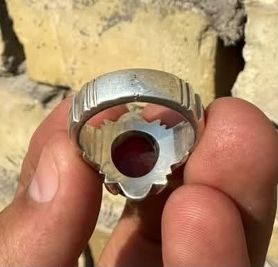 يمانيه كرز الكرز 🍒🍒
غير معالجه بل ذمه مشروطه ✨
قطعه صحيحه واصيله ✅✅
صياغه ثقيله جدا وانتيكه موجود توصيل سعرهه ٦٥ 
***********
