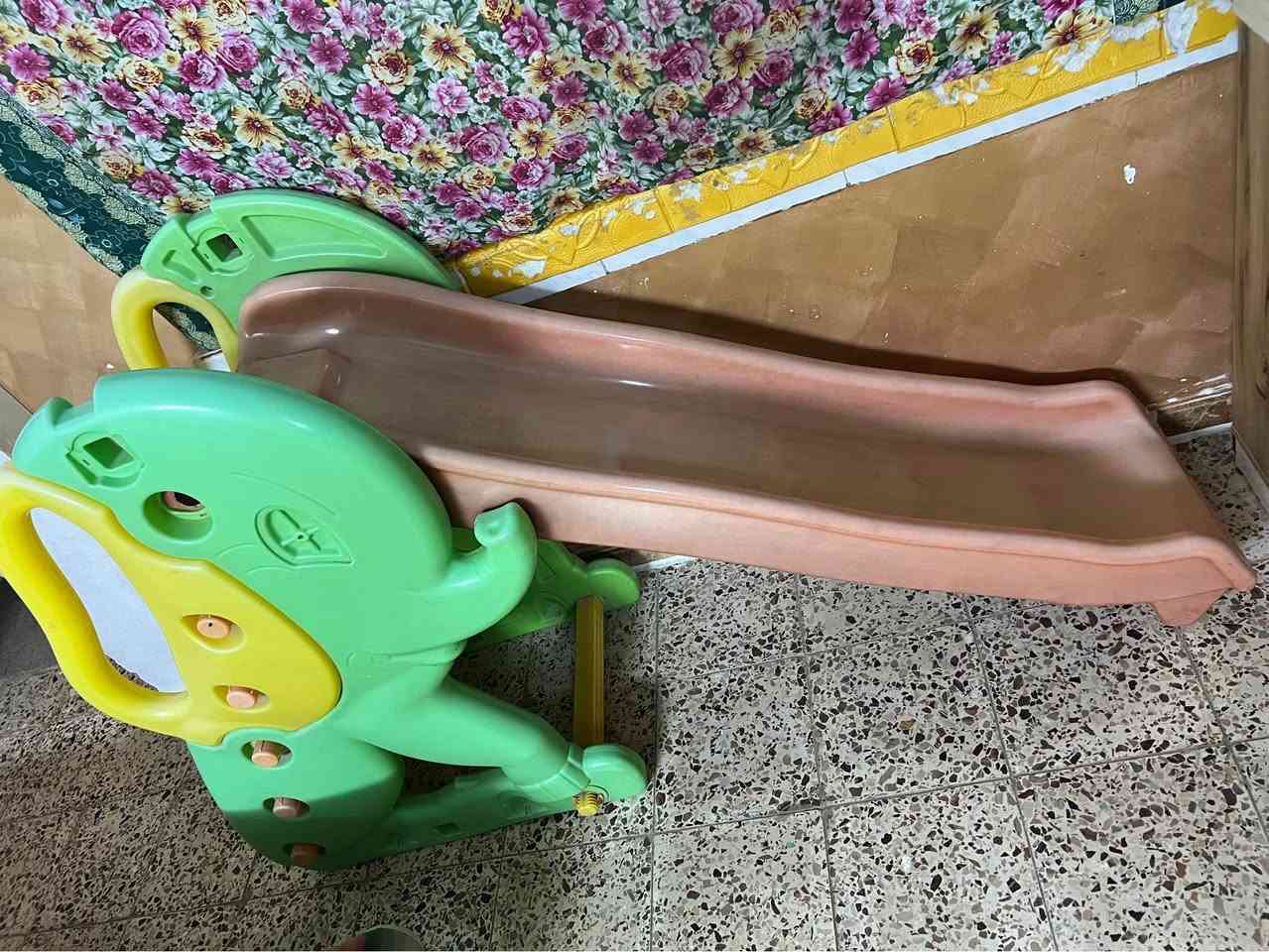 زحليكه مستخدمه نضيفه 
ارتفاع 5 بايات 
تتحمل وزن ثقيل 
مكاني بغداد حي الجهاد 
*********** بغداد, العراق
