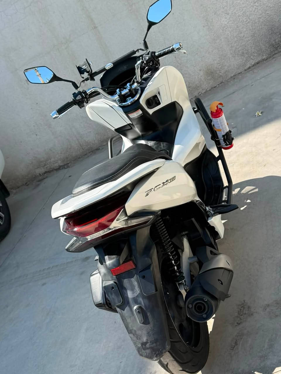 السلام عليكم للبيع 
دراجه pcx الجيل الثالث
#ياباني KF محرك 150cc 
المكينه مكفوله والدراجه جديده ونظيفه وكلشي بيها شغال وعلى ايدي اخذتها من وليد الياباني بشارع الضلال 
صارلها اقل السنه عندي ماشيه 23 الف
حساس ازدحام 
ستاند كهربائي 
منفذ شحن 
بصمات ثنين
جادر حمايه اصلي
درع حمايه + طفاية حريق وقاعده
وعليها اكسسوارات بسيطه موضحات بالصور  
بانزينها محسن و دهن اصلي ابدله يم وكالة ضياء سبيسي اوراقها موجوده منفيس كلشي موجود تجي تفحص و تاخذها من باب البيت 
السعر 25 ورقه 
الشراي يتصل *********** 
مكان الدراجه بغداد شارع فلسطين
