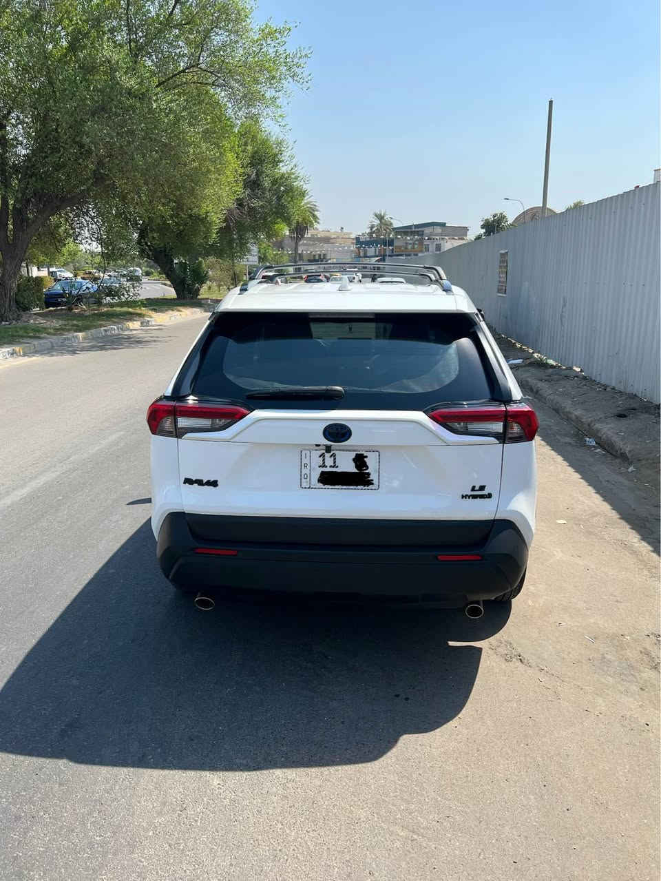 السلام عليكم 
🚘تويوتا راف فور LE 
وارد امريكي   بدون حادثهه  لغد وشواصي مكفولات  فقط الجاملغات مفتوحات  وراجعات نفسهن  والبنيد مفتوح 
السياره بدون  صبغ 
✅اللون       : ابيض 
* عدد المقاعد   :  5 راكب✅
* الموديل   ٢٠٢٢ وارد امريكي  ✅
المحرك   :  2500    هايبرد 
* الرقم   :    بغداد الإنكليزي الجديد باسمي 
عداد السيارة :  ٦٠✅
* ثلاث وضعيات قيادة✅
* قيادة ذاتية عند المنعطفات✅
* رادار امامي مانع تصادم✅
* تحذير الخروج عن المسار✅
* نظام التوقف الآلي✅
* تحذير النقاط العمياء✅
* نظام تحذير عند المنعطفات✅
* مرايا تعتيم ذاتي✅
* شاشة لمس كبيرة تدعم اندرويد اوتو وابل كار ✅بلي
* نظام الخرائط   GPS✅
* المصابيح الأمامية زنون✅
* كشافات ضباب✅
* دخول ذكي ✅
بصمة ابواب للدخول الذكي ✅
* مكيف خلفي✅
* بلوتوث✅
* محدد السرعة التفاعلي✅
✅نظام التشغيل والاطفاء الذاتي
✅نظام البريك الذاتي

* السعر197  $ وبيهة مجال
رقم الهاتف  ***********
مكان السيارة بغداد الاعظميه الفارس, صلاح الدين
