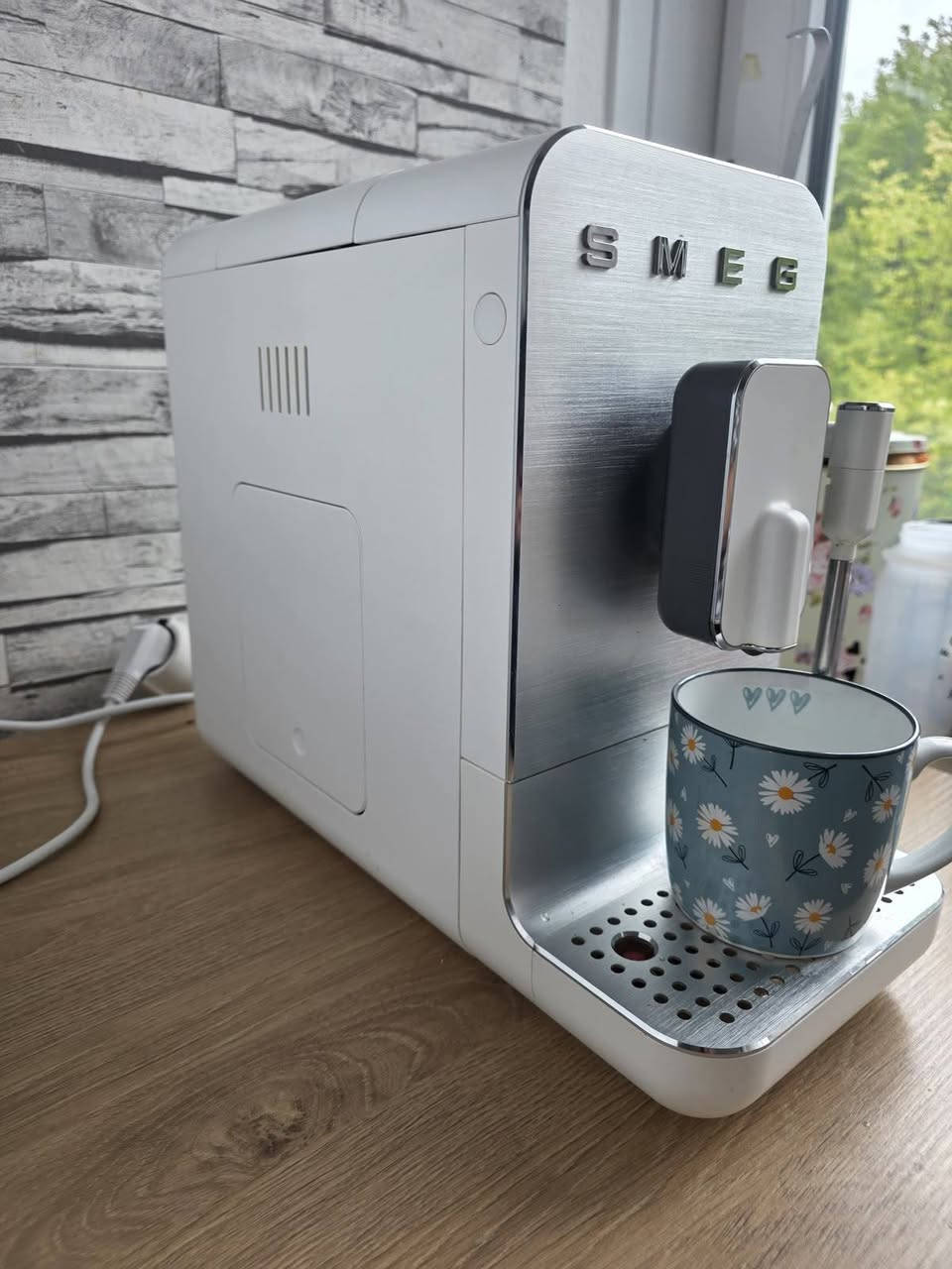 ماكينة تحضير القهوة والإسبريسو الأوتوماتيكية بالكامل مع عصا التبخير من سميج (Smeg Automatic Bean-to-Cup Coffee Machine BCC02).
المواصفات الخصائص الرئيسية (تایبەتمەندییە سەرەکییەکان):
​نظام الطحن التلقائي (Bean-to-Cup): تحتوي على مطحنة مدمجة لطحن حبوب القهوة طازجة قبل كل استخدام.
​عصا تبخير الحليب (Steam Wand): مزودة بعصا صلبة لتبخير الحليب وإعداد رغوة الكابتشينو واللاتيه.
​ضغط المضخة: مضخة احترافية بضغط 15 بار لتجميع وتخليص نكهة القهوة بشكل مثالي.
​سهولة الاستخدام والتحكم: واجهة أزرار لمسية بسيطة لاختيار نوع المشروب (إسبريسو، قهوة خفيفة، ماء ساخن، إلخ).
​خزان المياه: خزان مياه قابل للإزالة بسعة تقارب 1.4 لتر.
​التصميم: تصميم عصري وجذاب بتصاميم مستوحاة من الخمسينيات (50s Style) بجهة أمامية من الألومنيوم المصقول.
​إمكانية ضبط مستوى الطحن: التحكم في درجة طحن الحبوب حسب الرغبة.
​إيقاف تشغيل تلقائي: توفير الطاقة من خلال نظام الإيقاف التلقائي بعد فترة من عدم الاستخدام.
ماكينة تحضير القهوة والإسبريسو الأوتوماتيكية بالكامل مع عصا التبخير من سميج (Smeg Automatic Bean-to-Cup Coffee Machine BCC02).
675الف توصیل مجانی 
***********
