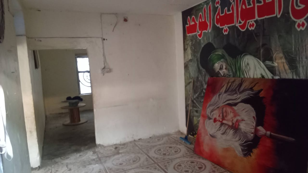 السلام عليكم بيت للبيع المكان حي الفرات قرب الطاقةالكورية يتكون غرفتين نوم وصالة وستقبال ومطبخ وصحيات وطارمة البيت بتلوةطابوك وبناء بلوك عكادةشيلمان بلجيكي مرقم بي قرار 25 ماي كهرباءمولدةكلشي متوفر السعر15وبي مجال الاتصال *********** ويرهم مقدمة والباقي قصد
