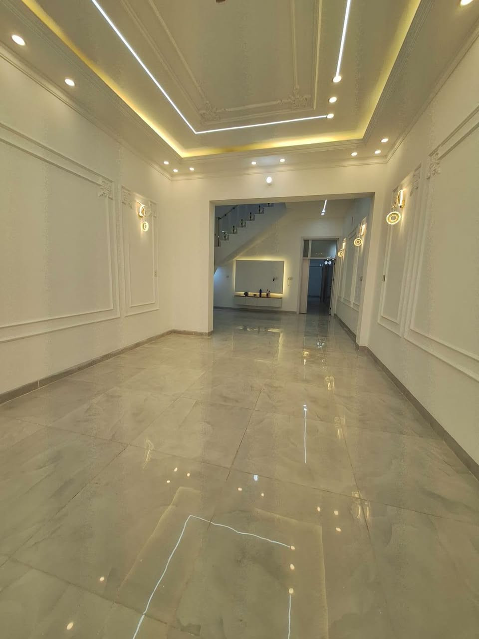 بيت للبيع مساحه ١٥٠ م طابو صرف بناء جديد طابقين  درجه اوله طابوك صب مسلح  أرضية رفت   يحتوي على استقبال وصاله و٤ غرف نوم ومطبخ وصحيات كلشي واضح بل تصوير البيت فارغ جاهز للسكن
سعره ٢٦٥ مليون بي مجال قليل عنوان كربلاء حي القادسية أي استفسار اتصل *********** نستقبل جميع العروض في انحاء كربلاء

